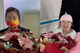 儿媳产房生产，婆婆手捧“有钱花”在门口等待，一句话让人泪目视频封面