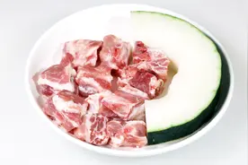 冬瓜排骨汤家常做法，简单到两个步骤就能完成，汤汁很适合孩子喝