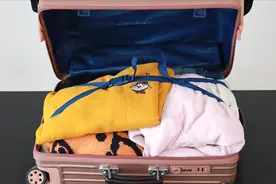 厚衣服太多装不下？这样收纳，整齐省空间，再多衣服也装进行李箱