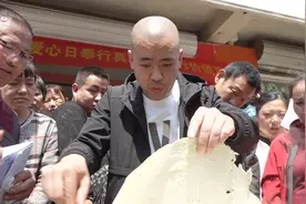 河北“煎饼侠”7年免费教3000人摊煎饼 女弟子靠手艺月入近万元视频封面
