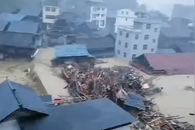 贵州黔东南多地特大暴雨，街道内涝洪水冲垮房屋淹至屋顶视频封面