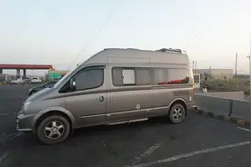 房车自驾新疆，国庆赶高速还走错路，只能在服务区过夜了，太累了视频封面