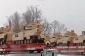 现场曝光：美制布拉德利战车通过波兰领土 运往乌克兰投入战场视频封面