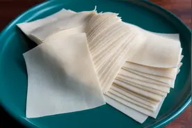 手工馄饨皮，原来诀窍这么简单，1块钱做80多张，做一次能吃一周