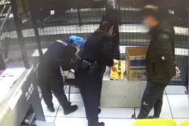 旅客行李箱藏30厘米长剑 民警：管制刀具，罚款1500元视频封面