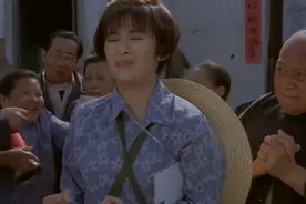 吴君如用胳肢窝帮村民看信，有封看冒烟了都看不出，原来写的英文视频封面