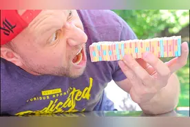 一口吃上100个口香糖会怎样？老外亲测，吹出的泡泡得有多大？视频封面