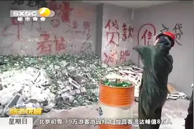 再访解压体验馆！顾客花钱暴砸酒瓶释放压力，销售设计从业者居多视频封面