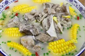 大厨教你炖玉米排骨汤，汤白清甜鲜美，肉嫩脱骨，一次一锅不够喝