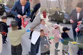 幼儿园萌娃户外活动遇接亲，集体送祝福被新郎挨个发喜糖：管够！视频封面