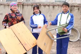 短剧：小花和乐乐比赛掰手腕，把桌子弄坏了，妈妈会责怪他们吗？视频封面
