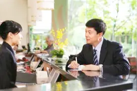 酒店前台工资这么低，为何很多美女去干？视频封面