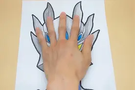 用手掌放在一张纸，手绘赛罗奥特曼无限形态，简单又帅气的手势图