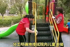 陕西西安志愿者走进公园 社区开展义务清扫活动视频封面