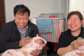 小敏生双胞胎婆婆伺候坐月子，俩娃第一次在家洗澡，大闺女太喜人视频封面