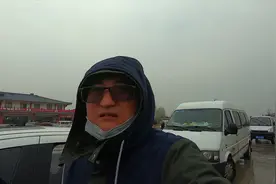 小伙开车回苏州打工，和大媳妇都忘记带身份证，不让下高速咋办？视频封面