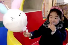 宝蓝不小心把恐龙蛋捡走了，恐龙妈妈发疯似地寻找，太惊险了！