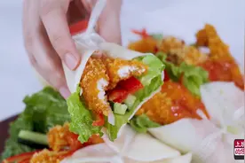 孩子想吃鸡肉卷别出去买，教你在家自己做，鸡肉香脆多汁，放心吃