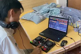 阿欣在网购一台小小控制器，用电脑可以打碟，可以在村里一起嗨了视频封面