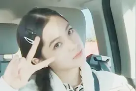欧阳娜娜用透明行李箱，私人物品全曝光，其中一个公仔最为抢镜视频封面