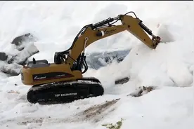雪埋冰封！遥控suv被困河床24小时冻成冰坨，挖掘机小队前来救援视频封面
