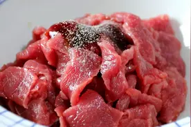 不需要炒，教你懒人牛肉汤的做法，营养美味，一点腥味也没有视频封面