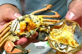 胖子夫妻回家买一堆海鲜，螃蟹海虹蒸了满满一锅，蟹壮蛤肥，真鲜