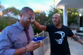 泰森教你如何帮人涂凡士林，抹到满脸都是，还不忘后脑来一巴掌