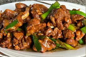 酱香焖鹅肉的家常做法，酱香浓郁，软嫩入味，方法简单易学又好吃视频封面