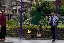 大妈抓单杠硬核健身，身体悬空快速甩动，高难度动作看呆众人视频封面