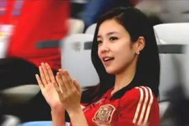 世界杯微笑女神现身俄罗斯，美女记者世界杯直播报道竟然被强吻！视频封面