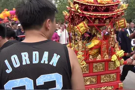 实拍精彩的闽南风俗，年轻人抬着菩萨转圈圈，预示今年会鸿运大开