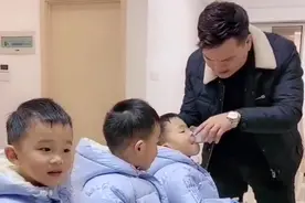 三胞胎儿子长太像，爸爸喂药都能喂错，给二宝喂了两遍，太难了！视频封面