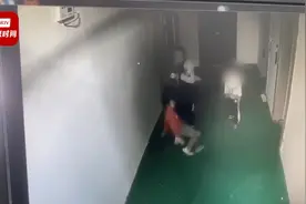 中学老师替孩子出头踢打邻居小孩 教育局：停职调查，警方已介入视频封面