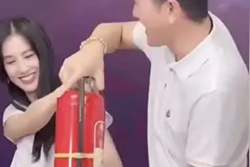 黄圣依送杨子灭火器？戴6个金镯显贵气，面露不悦想下播被劝阻视频封面