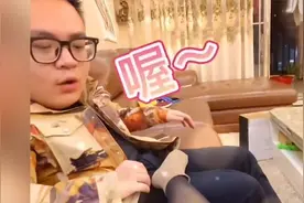 盘点：有哪些女友穿黑丝吊带时，故意不看，你会作出什么反应？视频封面
