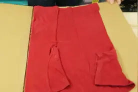 男子用纸板制作叠衣架，衣服放上去对折便叠整齐，网友：实用