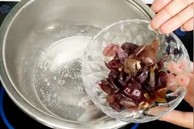 葡萄皮在开水锅中煮一煮，3大妙用厉害了，越早知道越好，去试试