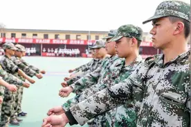 军训的教官都是从哪来的，为何军训一结束就匆匆地离开？