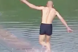 男子练成轻功水上漂，不仅能在水上跑步，在房顶屋檐也是如履平地