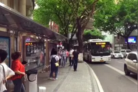 重庆公交看街景8，105路北站南广场到解放碑洪崖洞朝天门都方便视频封面