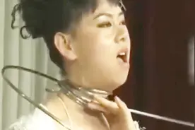 女子表演绝活 吞下钢珠后再吞下五把剑 医生直言太危险别模仿视频封面