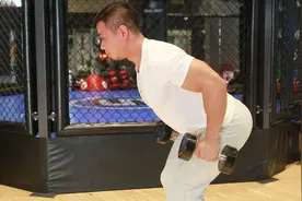 如何建立更加强壮的背部？教你标准的哑铃俯身划船，练出倒三角视频封面