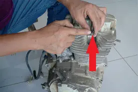 这才是摩托车火花塞发黑的原因，教你调整一个垫片，立刻变砖红色视频封面