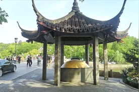 杭州西湖边这个很有特色的墓地主人就是一代名妓苏小小视频封面