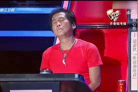 好声音：俩女孩演唱《外面的世界》，原唱齐秦一脸陶醉现场送吉他视频封面