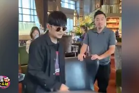 周杰伦餐厅被粉丝偶遇，竟主动帮大家买单太暖心视频封面