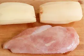 莲藕很美味的做法，加上一块鸡胸肉，爽脆可口，鲜嫩入味，超解馋视频封面