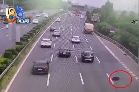 高速掉落轮胎皮 热心乘客帮清理视频封面