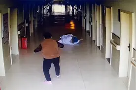 康复医生摔倒教科书式保护自己惊呆阿姨：听到患者呼铃太着急视频封面